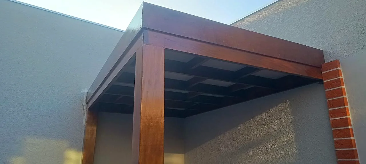 Cobertura em madeira na entrada da residência