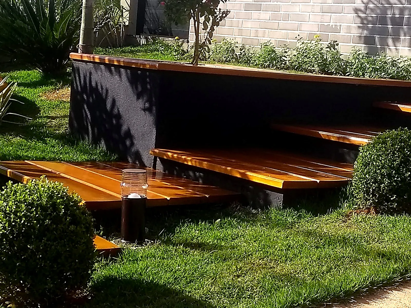 Deck de madeira integrado ao jardim