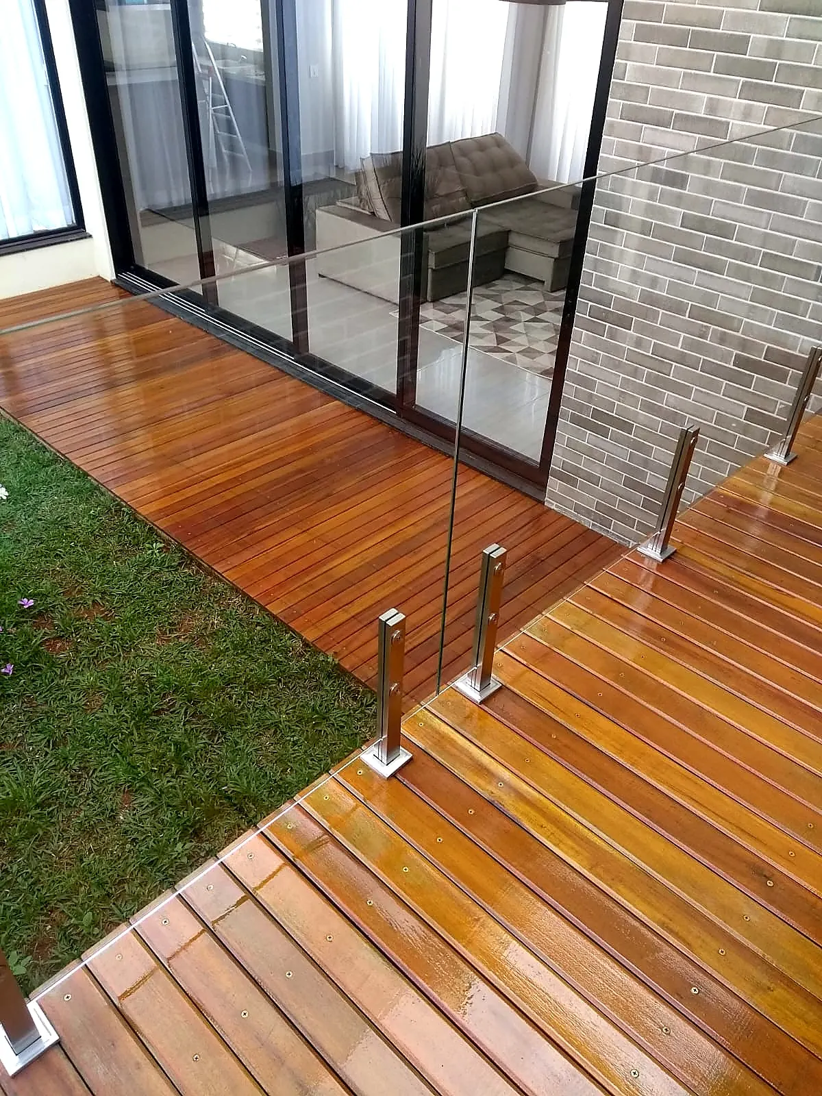 Deck de madeira com guarda-corpo de vidro