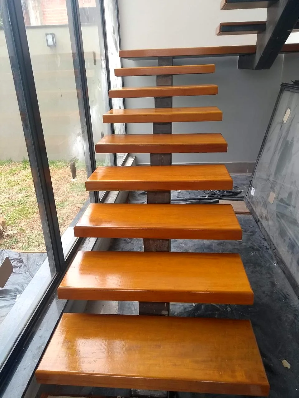 Escada com degraus em madeira maciça